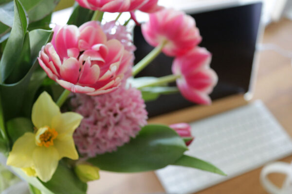Blumen und Schreibtisch
